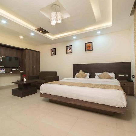 Hotel Sami V Landmarks Arantangi Екстер'єр фото