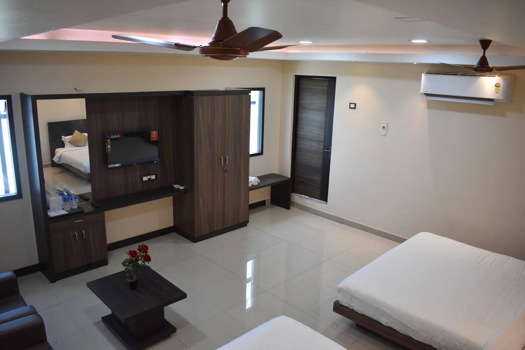 Hotel Sami V Landmarks Arantangi Екстер'єр фото