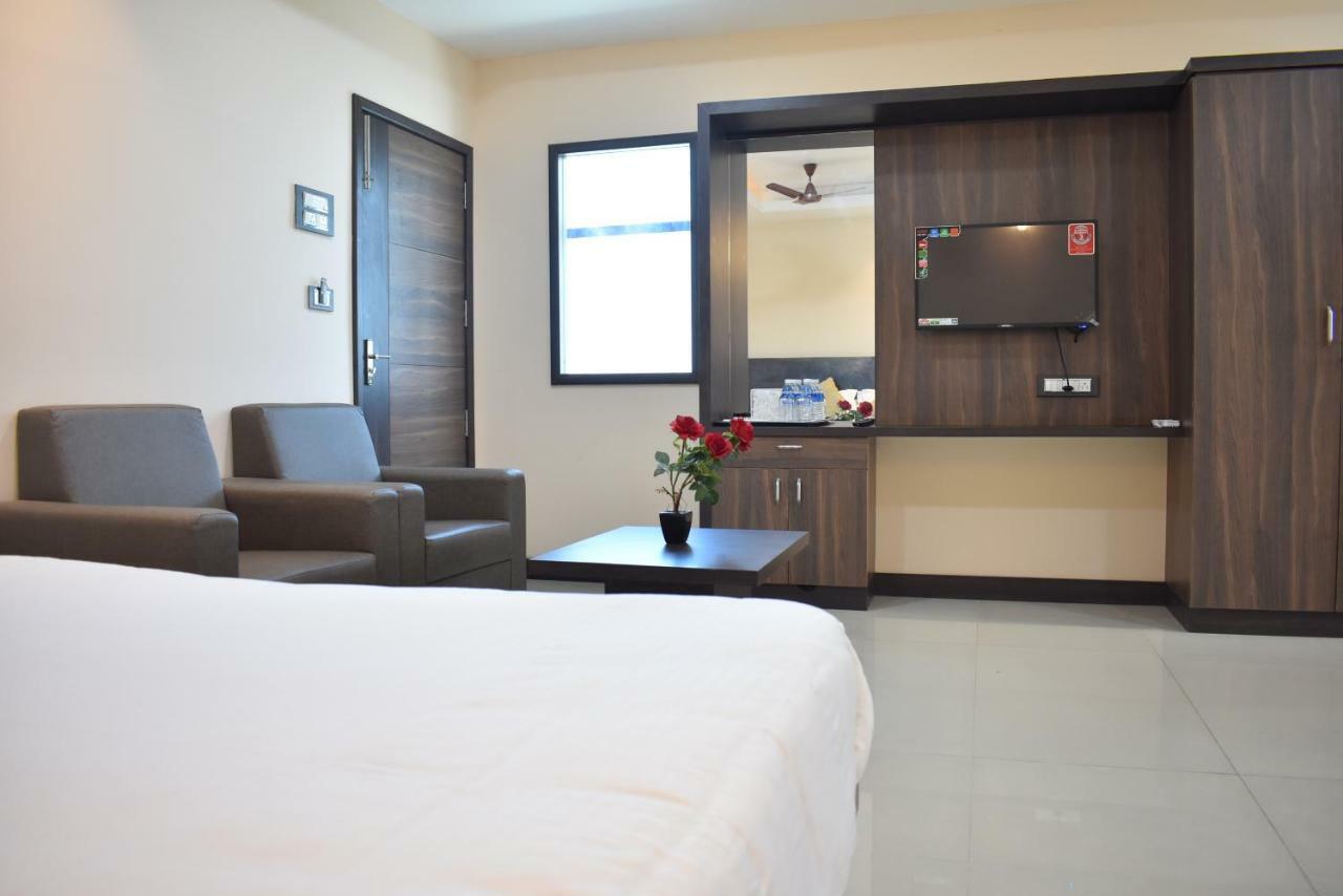 Hotel Sami V Landmarks Arantangi Екстер'єр фото